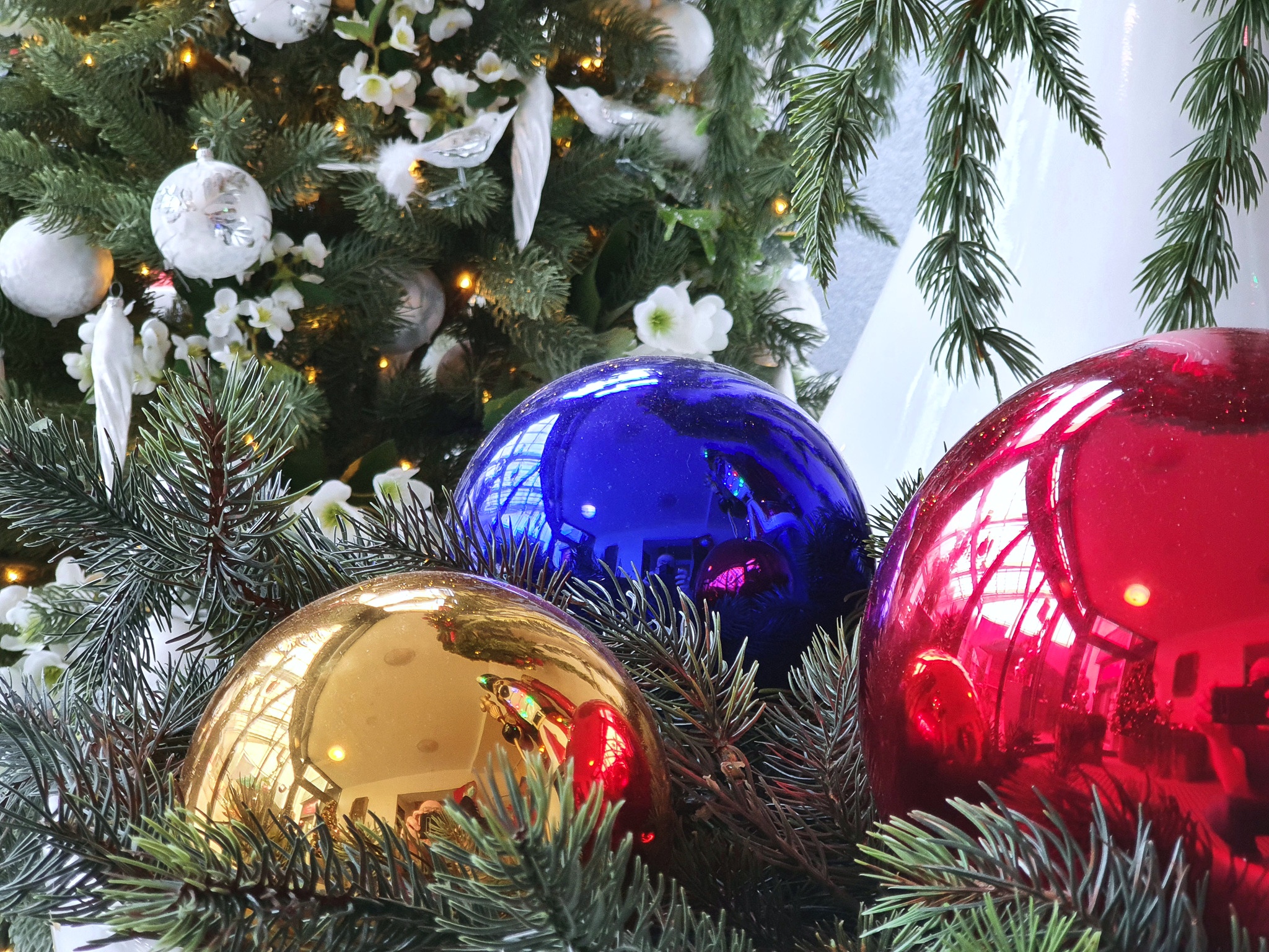 Rosenkugel als weihnachtliche Dekoration