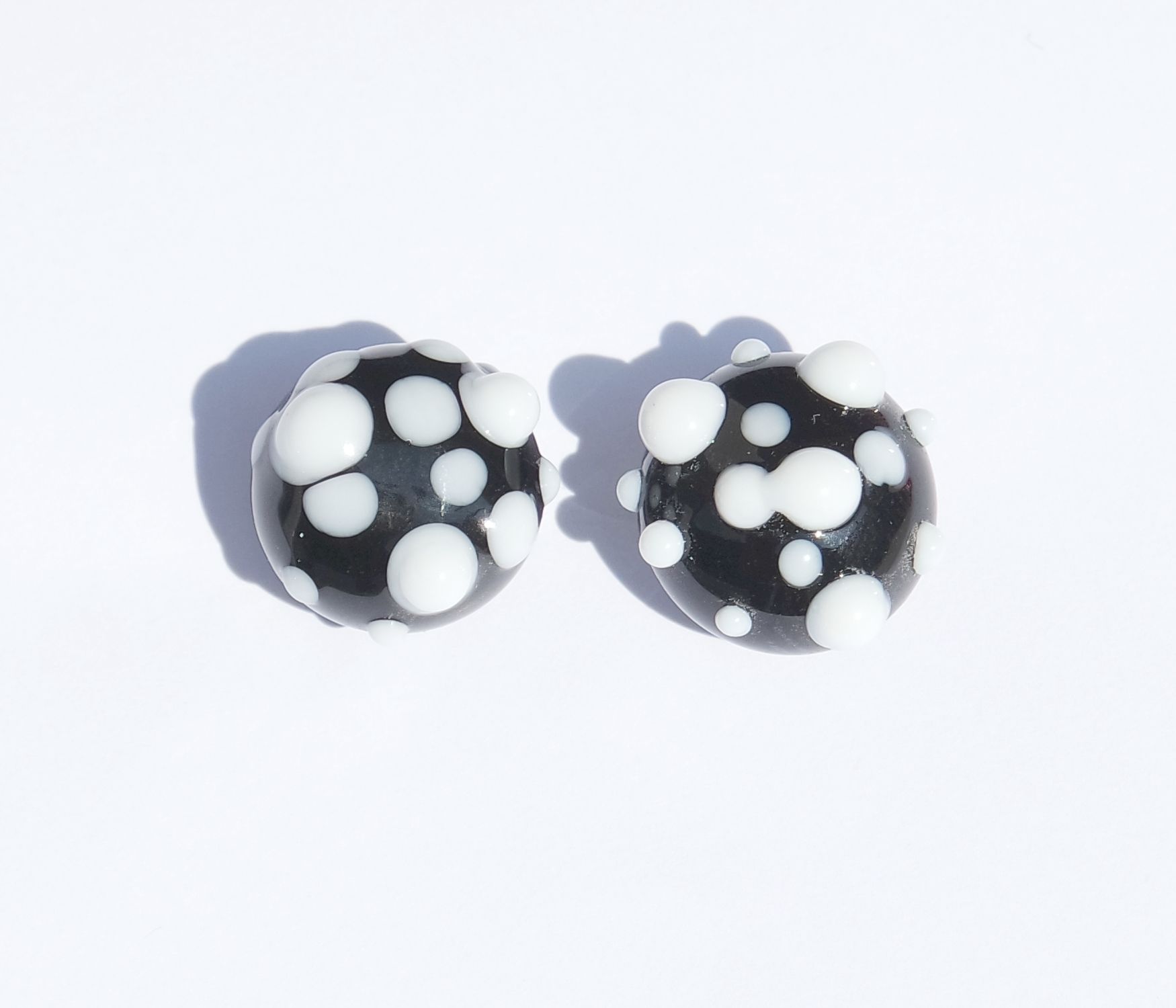 GlasOhrstecker FIFTIES schwarz mit weißen Punkten Exklusive GlasSchmuck Linie DORIT (ca. 1 cm) GlasOhrstecker FIFTIES schwarz mit weißen Punkten Exklusive GlasSchmuck Linie DORIT (ca. 1 cm)