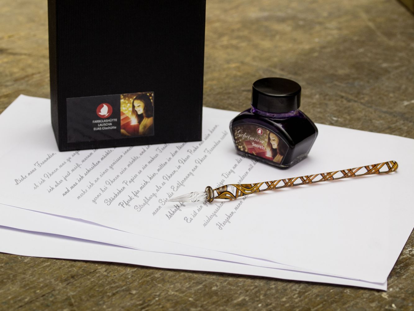 Glasfeder Geschenkset GEHEIMNISSE in Geschenkbox inklusive Tinte & Glasfeder (Design blau/grün/rot) Glasfeder Geschenkset GEHEIMNISSE in Geschenkbox inklusive Tinte & Glasfeder (Design blau/grün/rot)