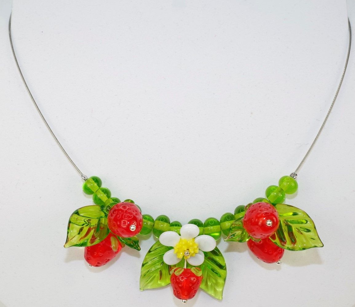 GlasCollier Erdbeeren mit Blättern und Blüte Exklusive GlasSchmuck Linie DORIT