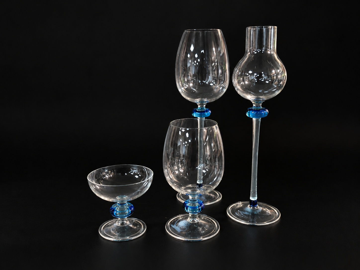 Weinglas "Steffen", mundgeblasen mit aquamarin Akzent ca. 24 cm hoch