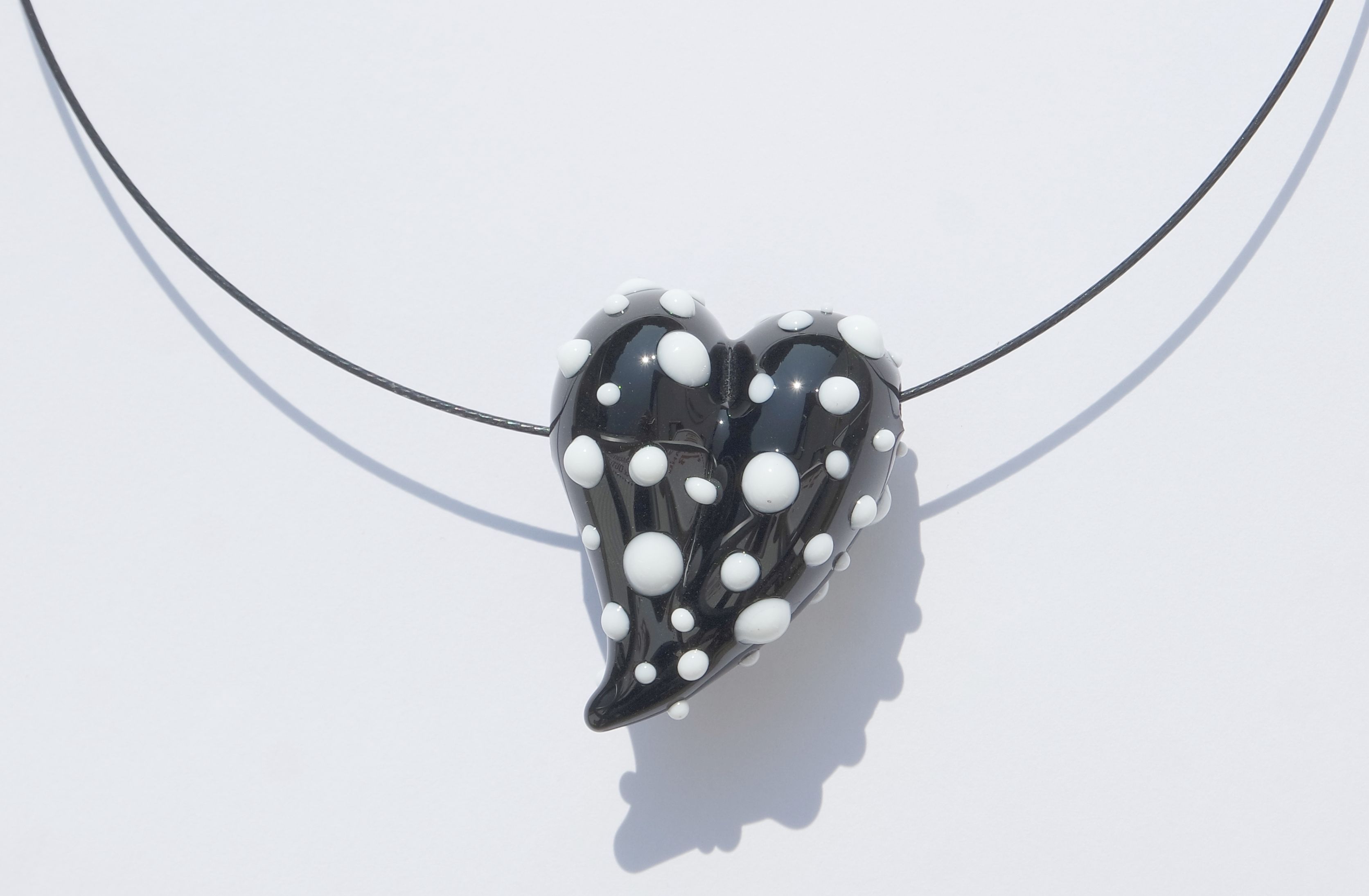 Glas-Herz-Perle FIFTIES schwarz mit weißen Punkten Exklusive GlasSchmuck Linie DORIT (an Halsreif) Glas-Herz-Perle FIFTIES schwarz mit weißen Punkten Exklusive GlasSchmuck Linie DORIT (an Halsreif)