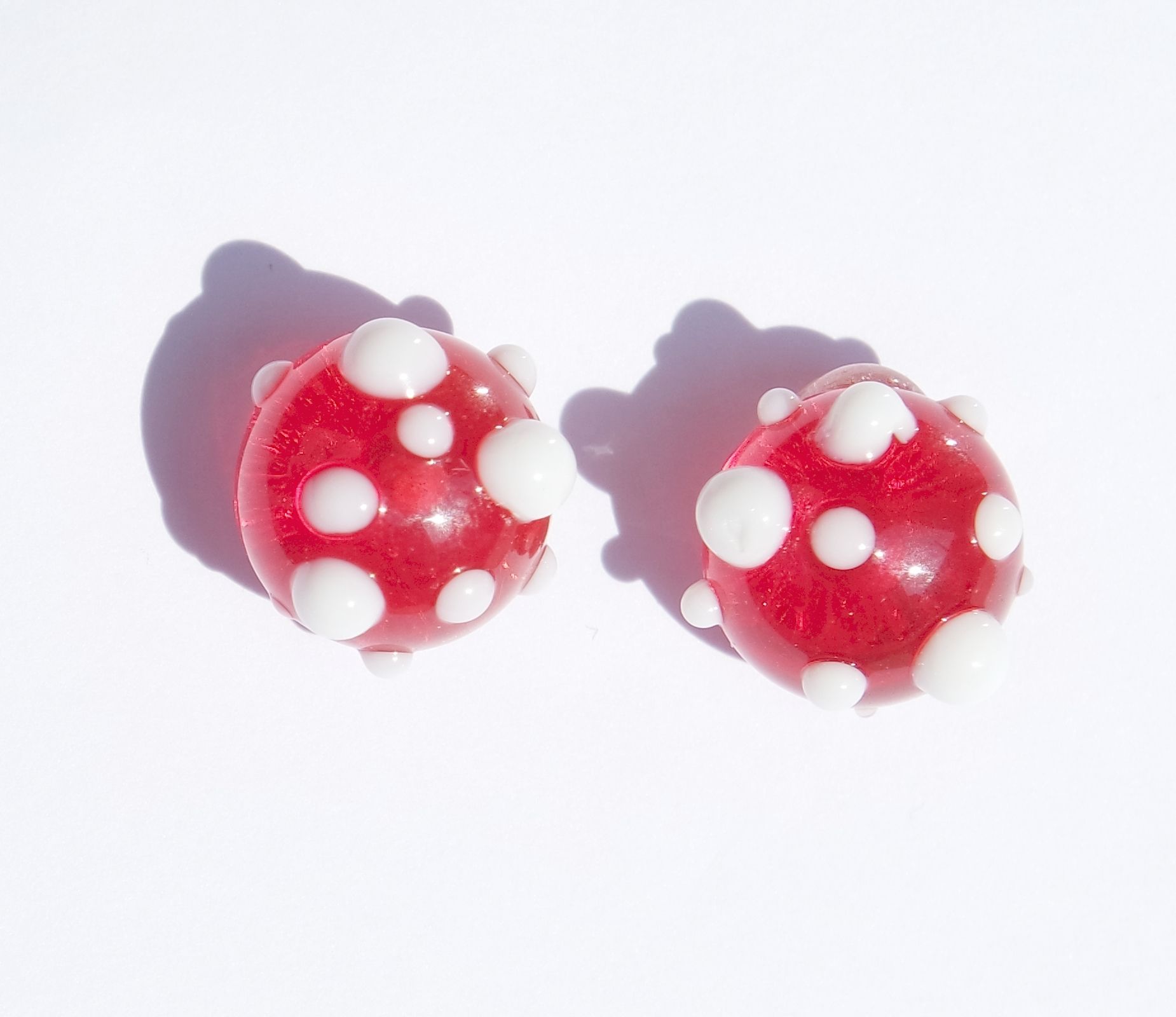 GlasOhrstecker FIFTIES rot mit weißen Punkten Exklusive GlasSchmuck Linie DORIT (ca. 1 cm) GlasOhrstecker FIFTIES rot mit weißen Punkten Exklusive GlasSchmuck Linie DORIT (ca. 1 cm)