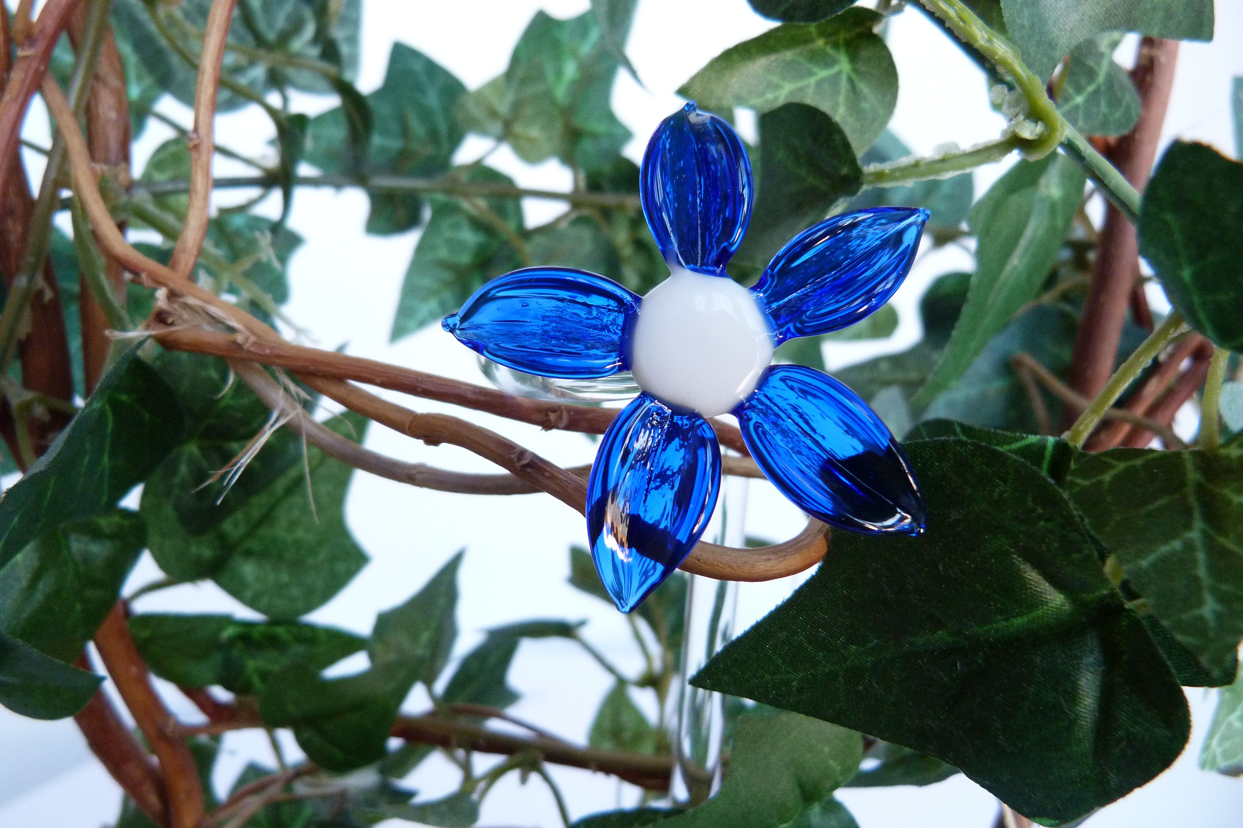 Blumenstab mit Motiv Mia, die blaue Blüte