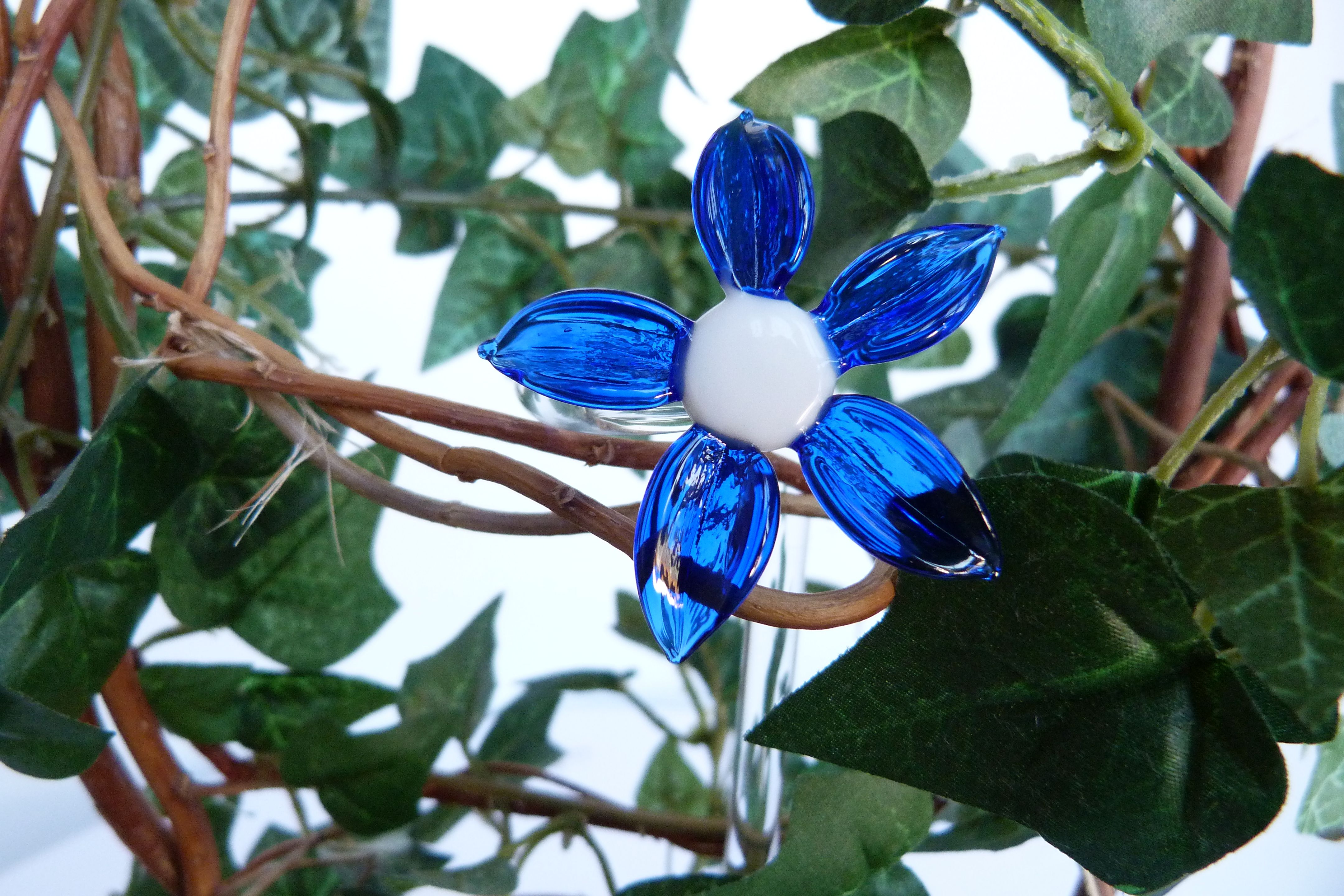 Blumenstab mit Motiv Mia, die blaue Blüte Blumenstab mit Motiv Mia, die blaue Blüte