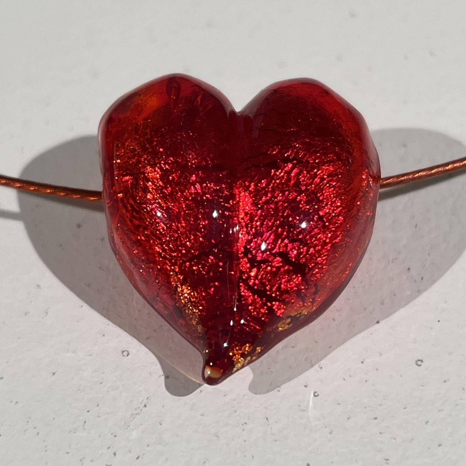 Glas-Herz-Perle ca. 2 cm Glutrot auf Gelbgold an Halsreif Exklusive GlasSchmuck Linie DORIT Glas-Herz-Perle ca. 2 cm Glutrot auf Gelbgold an Halsreif Exklusive GlasSchmuck Linie DORIT