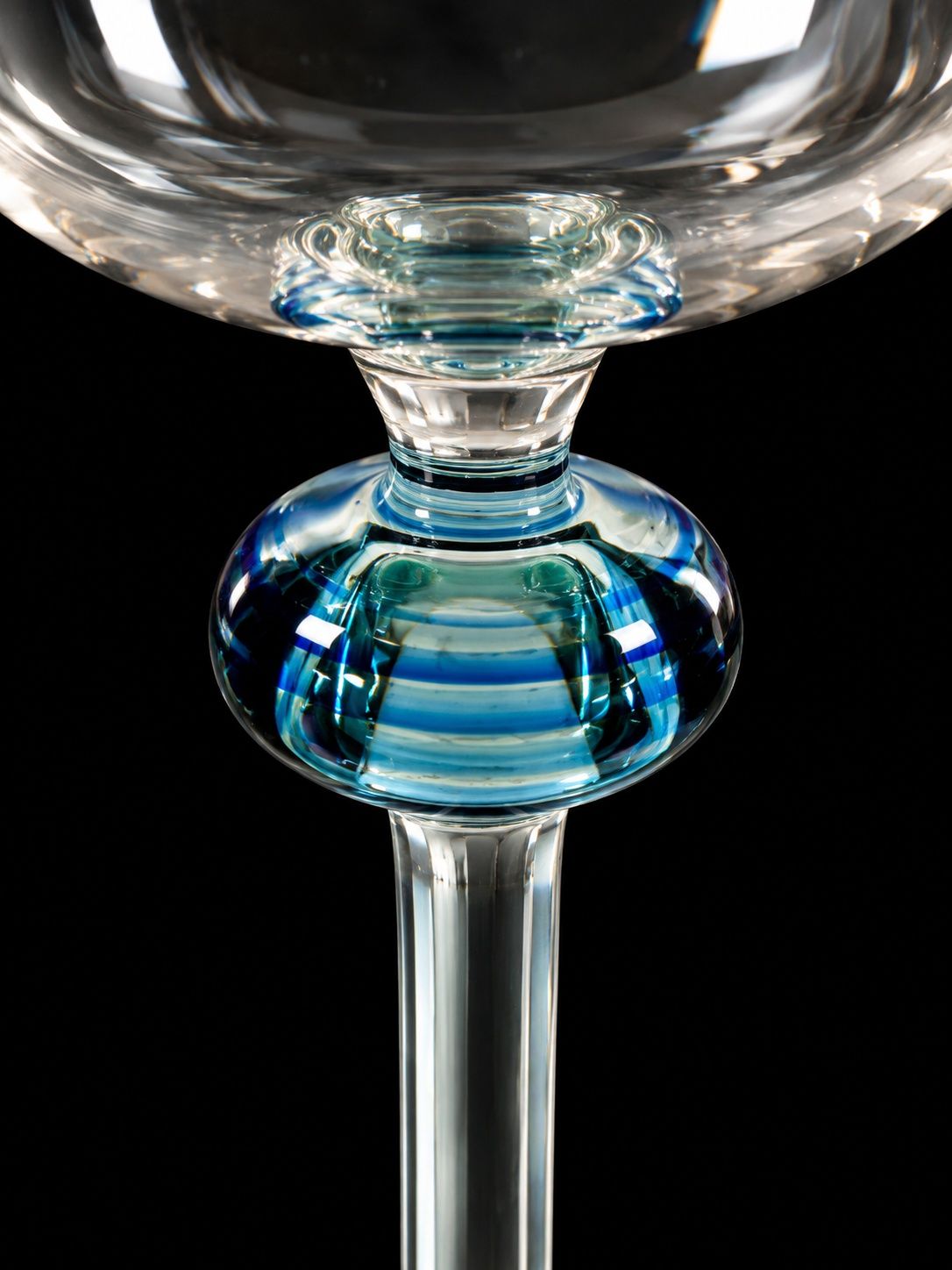 Weinglas "Steffen", mundgeblasen mit aquamarin Akzent ca. 24 cm hoch