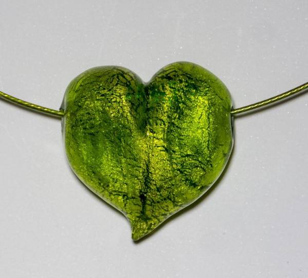 GlasHerzanhänger Grün auf Blattsilber ca. 3 cm an Halsreif Exklusive GlasSchmuck Linie DORIT