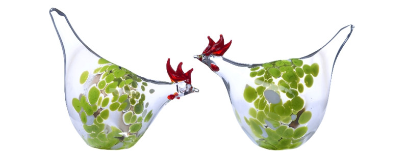 2 Glashühner aus Klarglas mit grün weissem Granulat stehen sich gegenüber, pickend und gackernd