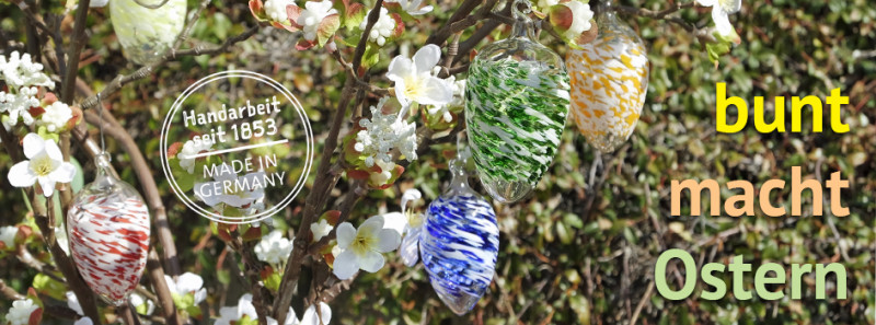 Kirschblütenstraiß mit Glaseiern mit verschiedenen, fröhlich-bunten Dekoren